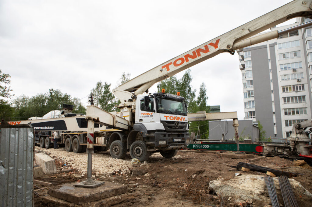 заливка фундаменту на будівництві від Tonny бетон Львів